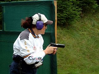 Ein seltenes Bild. Gabi mit Standard-Waffe.
