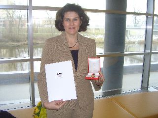 Urkunde und Verdienstkreuz