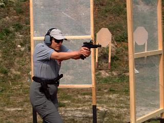 Konzentriert auf die Scheibe. Nicole