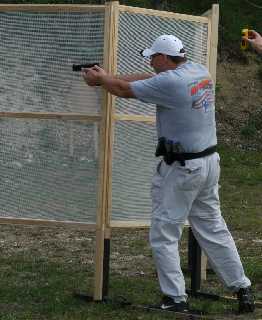 Robert auf Besuch, mit der Waffe von Andreas