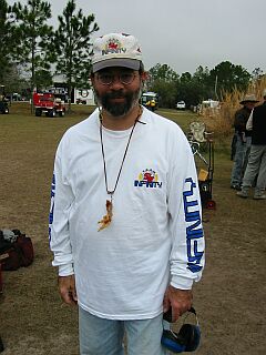 Unbekannter mit Gl&uuml;cksbringer