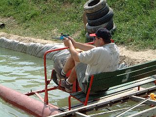 Tretboot fahren und schie&szlig;en ist schwierig