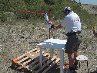 Helmut zieht die Zehen ein.