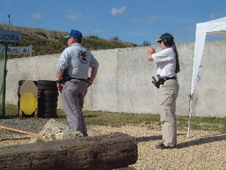 Fritz wartet auf seinen Auftritt   dahinter Lenka Horejsi