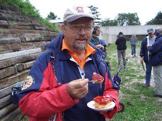 Helmut mit frischer Erdbeerschnitte