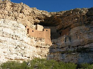 Indianerbehausungen im Berg