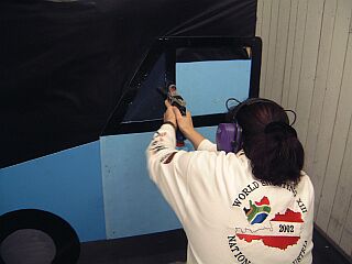 durch die &Ouml;ffnung kniend