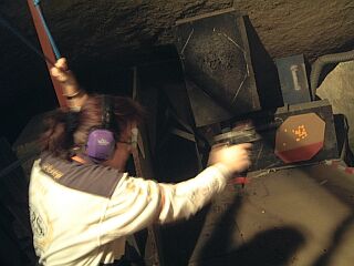 Schu&szlig;starke Hand auf der Schaukel