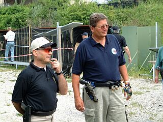 Bundessportleiter Einramhof mit Revolver