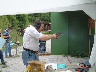 Hermann mit Revolver in Aktion