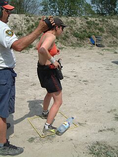 die Flasche ber&uuml;hrt noch nicht den Boden