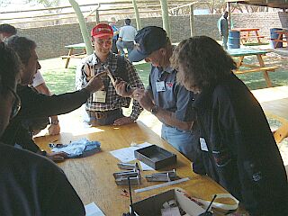 Magazine, Waffen, G&uuml;rtel, Holster alles wurde gepr&uuml;ft und mit Aufklebern versehen