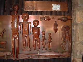 Schnitzereien der Eingebohrenen