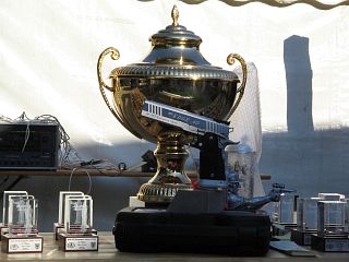 Der Pokal und der gestiftete Preis!  ALLE Preise wurden verlost !!